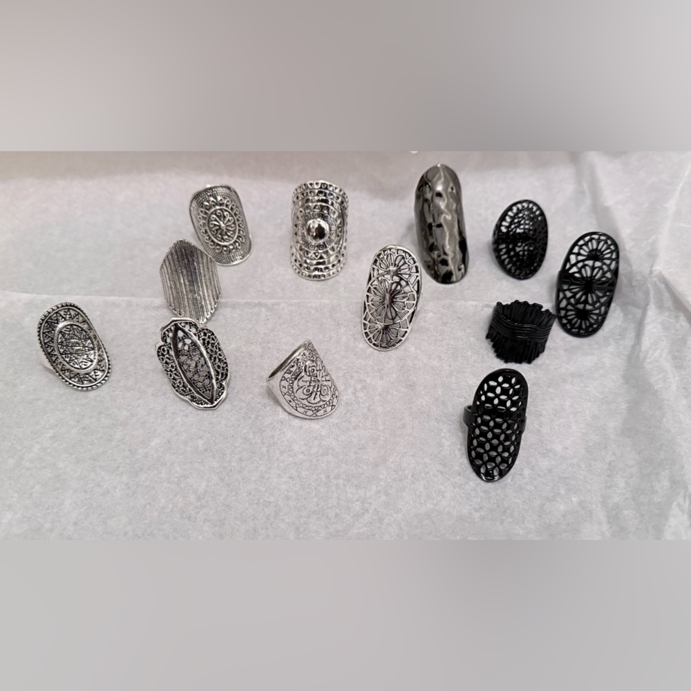 Elegant Silver toned and Black Ring Set Lot A